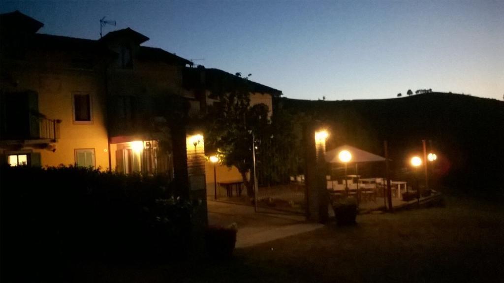 La Terrazza Del Barbaresco Bed and Breakfast Neviglie Exteriör bild