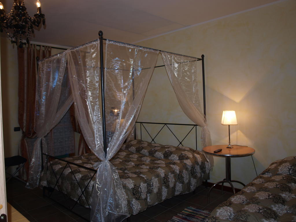 La Terrazza Del Barbaresco Bed and Breakfast Neviglie Rum bild