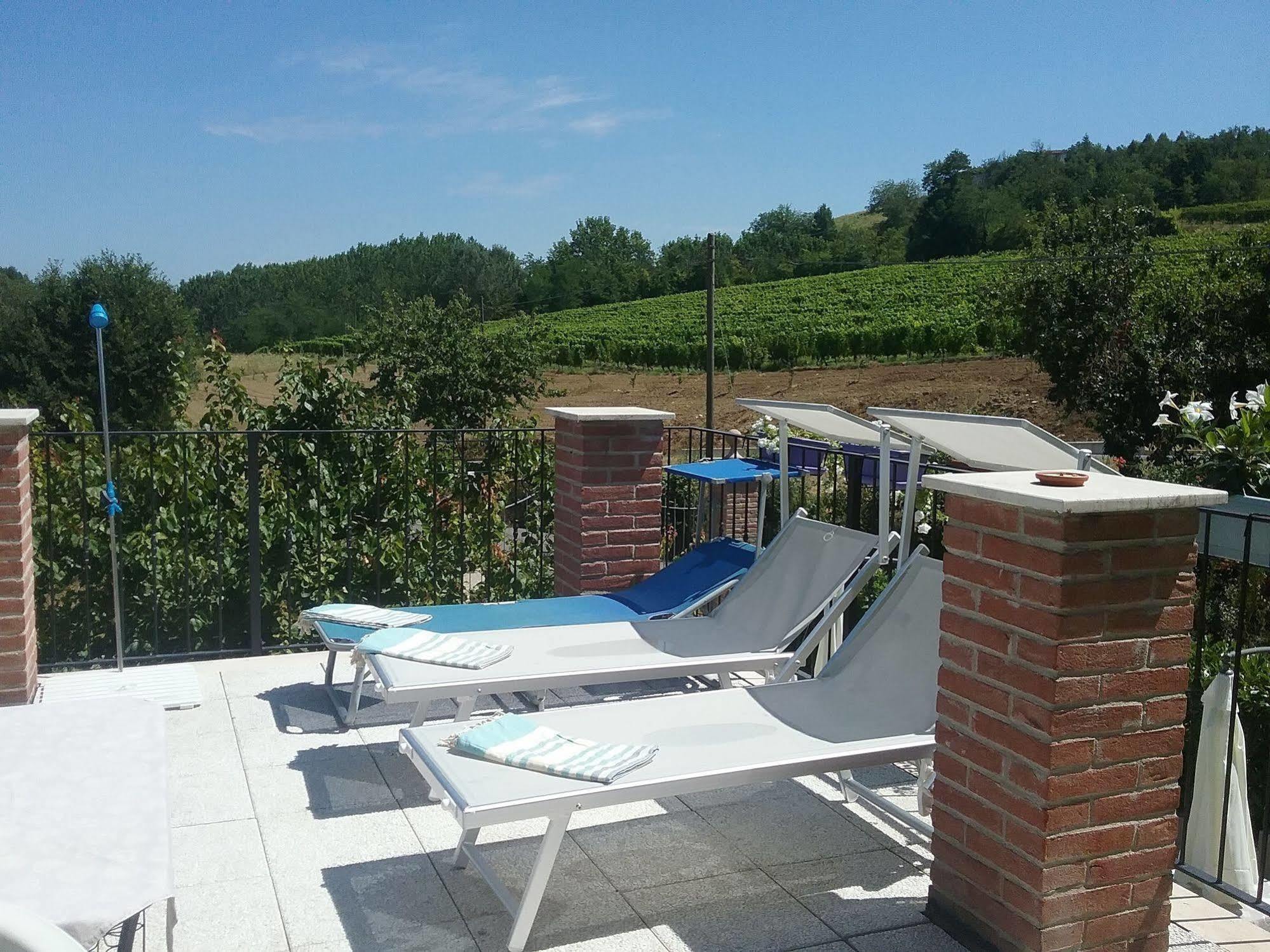 La Terrazza Del Barbaresco Bed and Breakfast Neviglie Exteriör bild